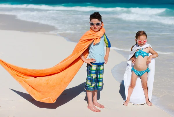 Barnen på stranden — Stockfoto