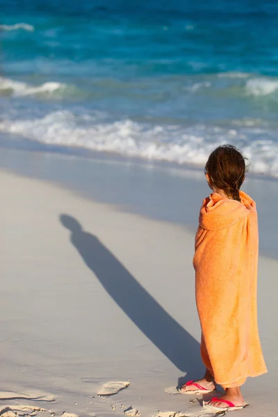 Söt liten flicka på stranden — Stockfoto