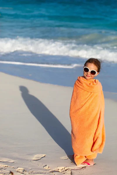 Söt liten flicka på stranden — Stockfoto