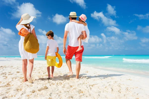 Vacances familiales à la plage — Photo