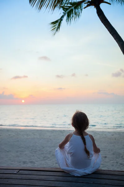 Adorable niña en la playa — Foto de Stock