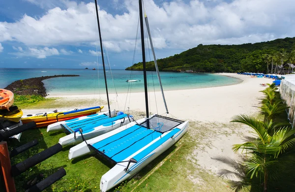 Hermosa playa tropical en la isla exótica — Foto de Stock