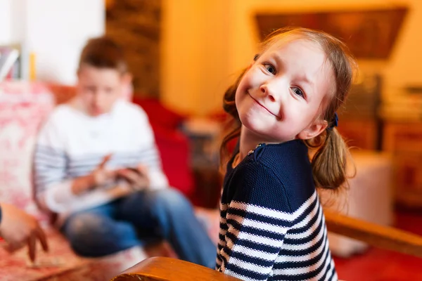 Adorable petite fille à la maison — Photo