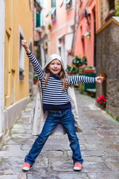 Vernazza Cinque Terre faluban kislány — Stock Fotó