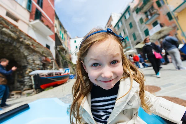 Meisje in Riomaggiore dorp in Cinque Terre — Stockfoto