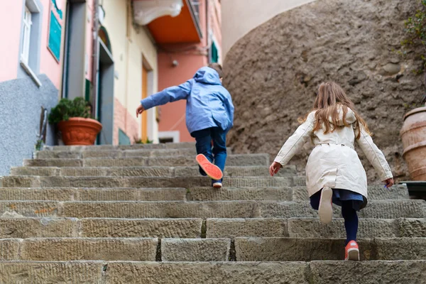 Kids in Manarola village in Cinque Terre — Stock Photo, Image