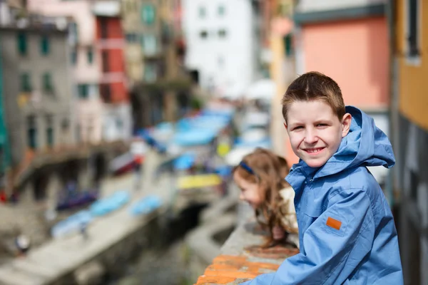 Τα παιδιά στο χωριό Riomaggiore στο Cinque Terre — Φωτογραφία Αρχείου