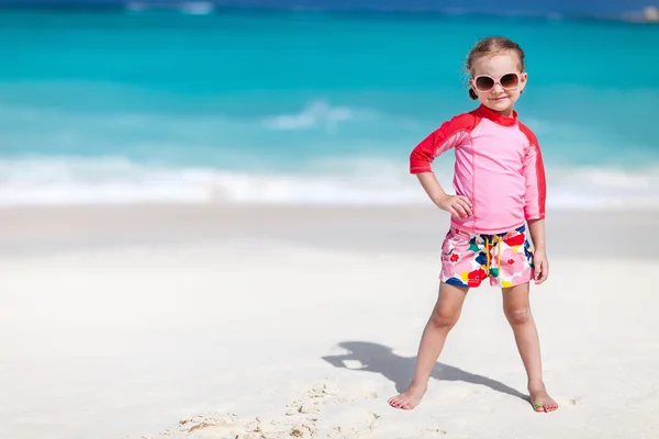 Menina bonito na praia — Fotografia de Stock