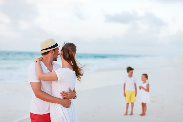 Família em umas férias de praia tropicais — Fotografia de Stock