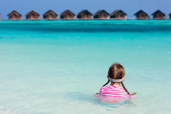 Kind op een tropische vakantie — Stockfoto