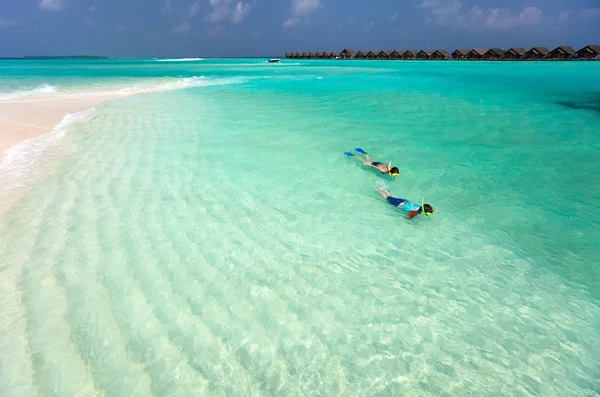 Madre e hijo haciendo snorkel — Foto de Stock