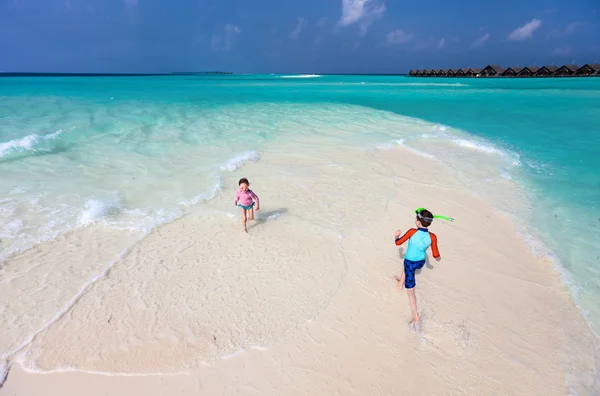 Bambini che corrono in spiaggia — Foto Stock