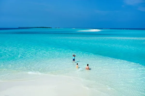 Madre e hijos en la playa tropical — Foto de Stock