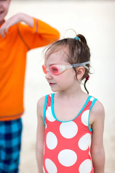 Adorable niña en la playa — Stockfoto