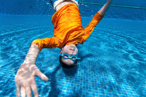 Junge schwimmt unter Wasser — Stockfoto