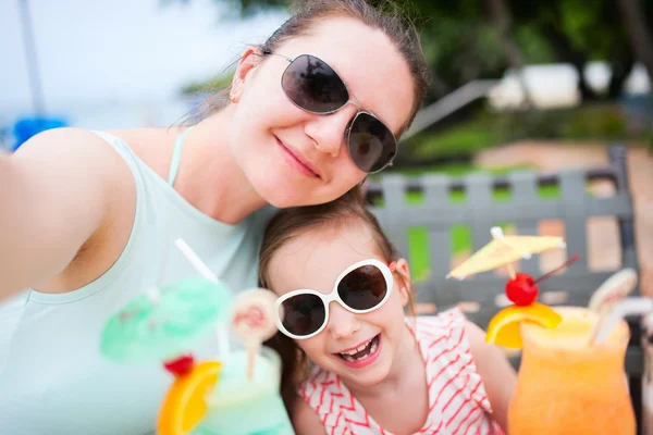 Mutter und Tochter im Café — Stockfoto