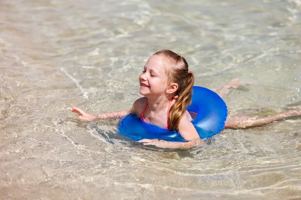 Kind op een tropische vakantie — Stockfoto