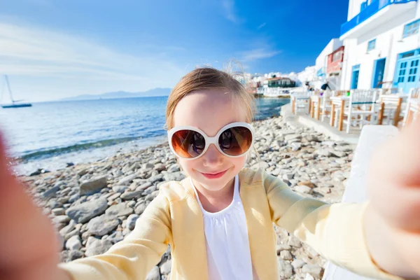 Süßes kleines Mädchen macht Selfie — Stockfoto