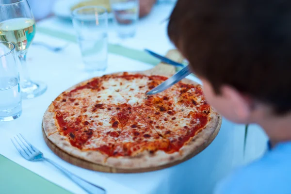 Chłopiec jedzenie pizzy — Zdjęcie stockowe