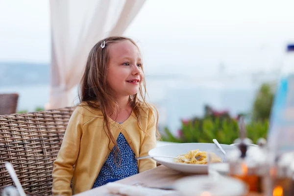 Niña en el restaurante —  Fotos de Stock