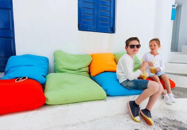 Deux enfants boivent des smoothies à l'extérieur — Photo