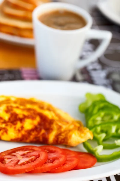 Petit déjeuner avec omelette — Photo