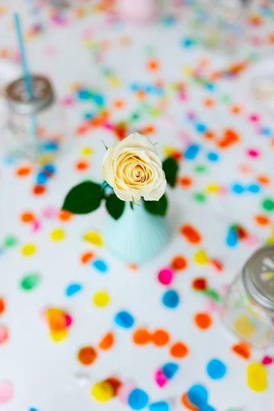 Rosa en un florero — Foto de Stock