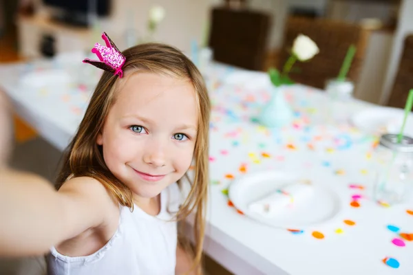 Aniversário menina na festa — Fotografia de Stock