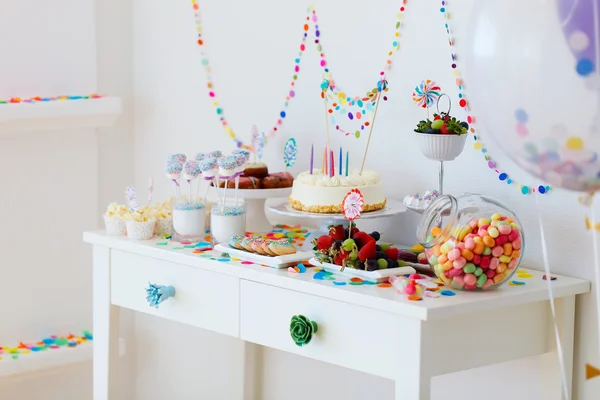 Mesa de postres en la fiesta — Foto de Stock