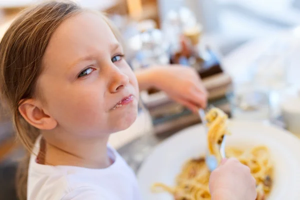 Kleines Mädchen isst Spaghetti lizenzfreie Stockbilder