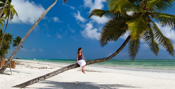 Mujer joven relajándose en la playa — Foto de Stock