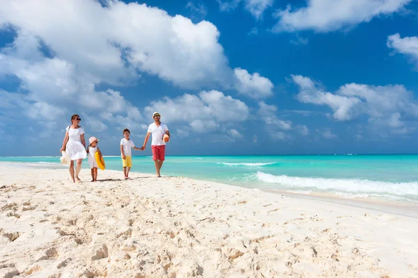 Famille en vacances à la plage tropicale — Photo