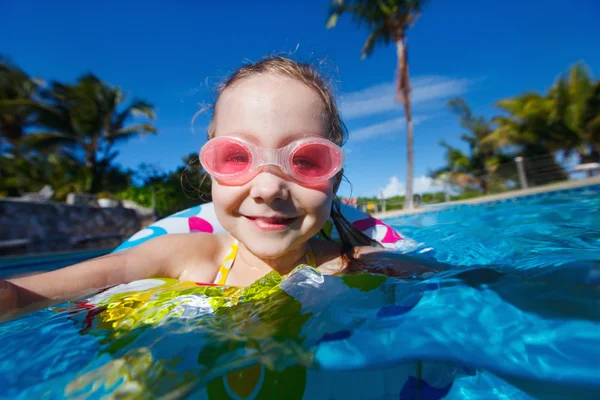 Menina na piscina — Fotografia de Stock