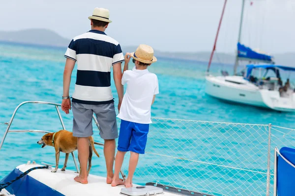 Voile en famille sur un yacht de luxe — Photo