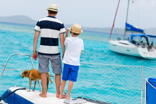 Familiensegeln auf einer Luxusjacht — Stockfoto