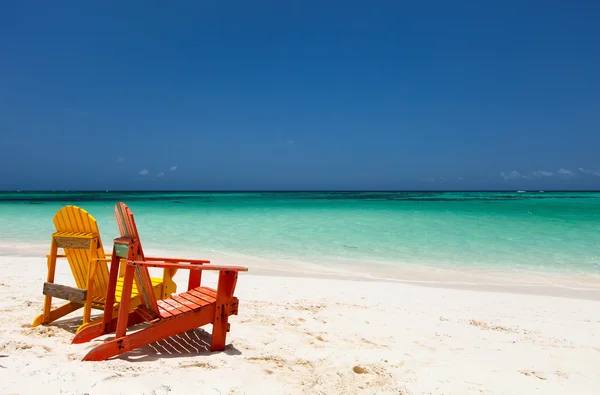 Cadeiras de lounge coloridas na praia caribenha — Fotografia de Stock