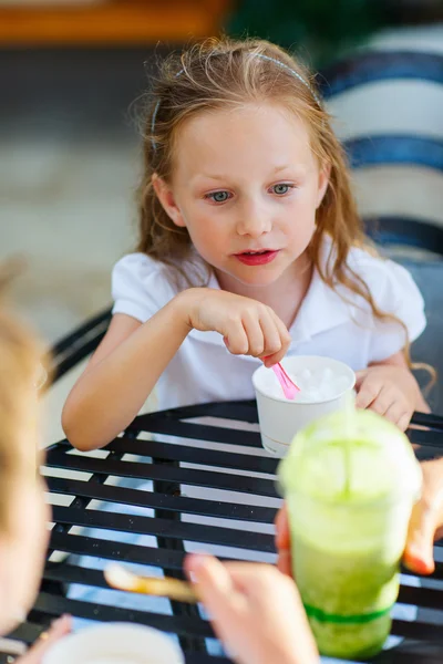 Κοριτσάκι που τρώει παγωτό. — Φωτογραφία Αρχείου