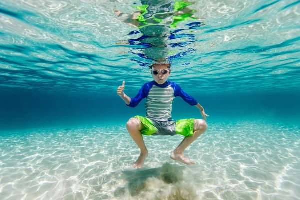 Pojke simmar under vatten — Stockfoto