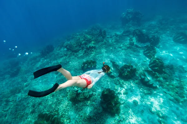 Mujer haciendo snorkel —  Fotos de Stock