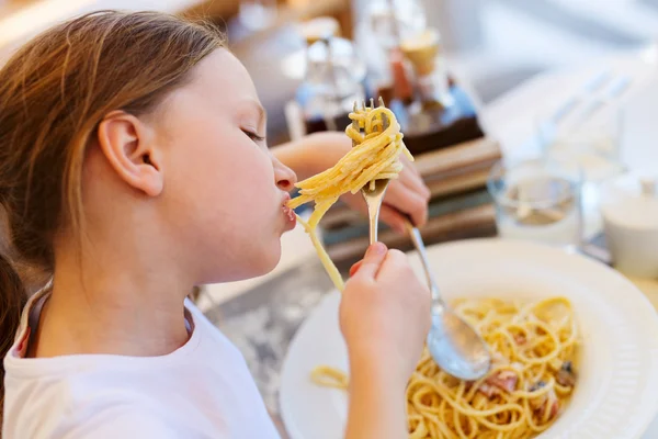 Niña comiendo espaguetis — Foto de Stock
