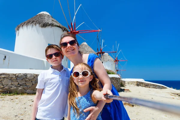 Family taking selfie in Greece — 图库照片