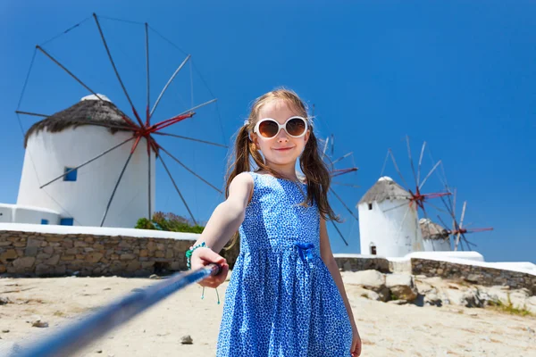 Carino bambina prendendo selfie — Foto Stock