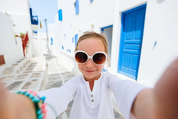 Little tourist girl taking selfie in Greece — Stock Photo, Image