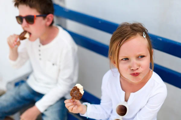 子供たちはアイスクリームを食べる — ストック写真