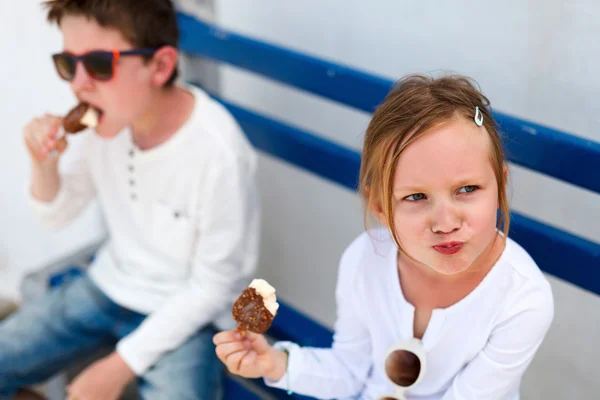 Crianças comendo sorvete — Fotografia de Stock