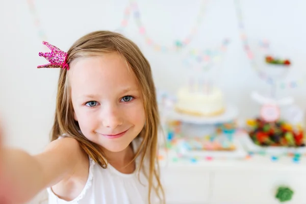 Verjaardag meisje op feestje — Stockfoto