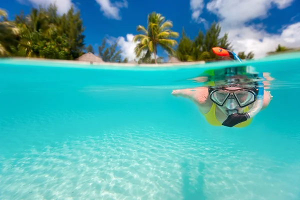 Donna snorkeling — Foto Stock