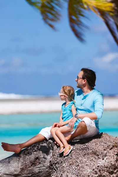 Батько і дочка на пляжному відпочинку — стокове фото
