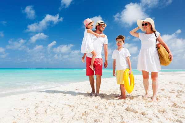 Familia en unas vacaciones de playa tropical — Foto de Stock