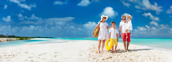 Familia en unas vacaciones de playa tropical — Foto de Stock